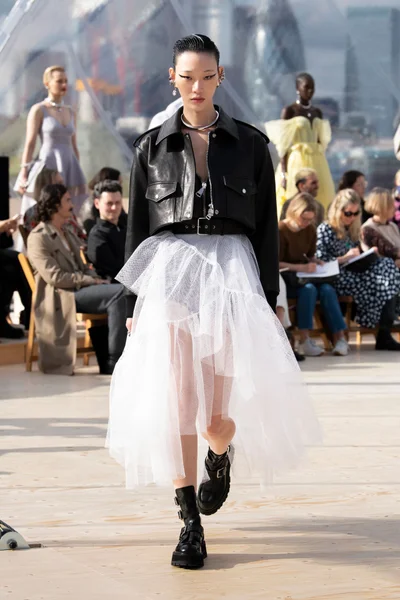 Look 18